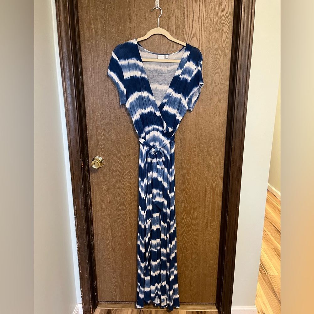 New Directions long maxi dress with detachable belt. Size L.
